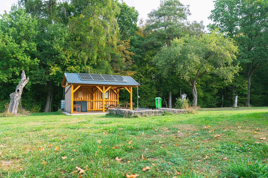 Grillhütte mit Sitzplätzen am Campus.