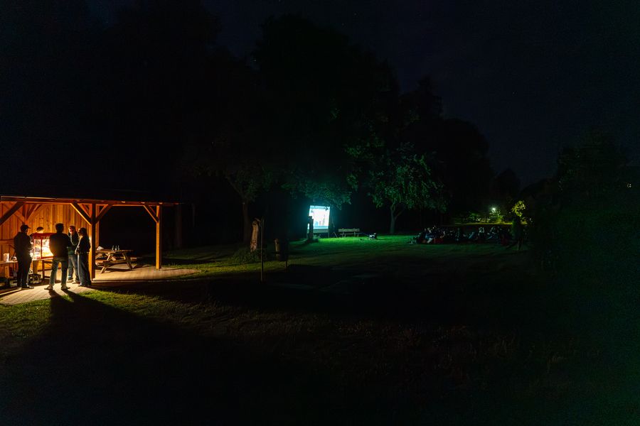 Leinwand und Sitzgelegenheiten für das Open-Air-Kino auf dem Campus.